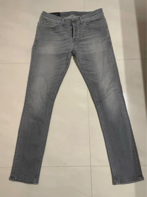 Dondup George - Riktigt snygga dondups i modellen George, en snygg grå färg me sjukt snygg wash på, passar me de flesta färger. Nypris: 3999.