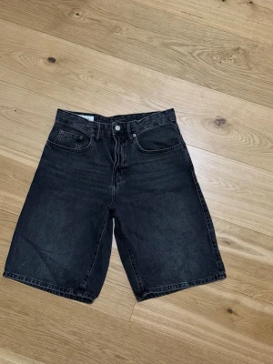 Svarta jorts Zara - Säljer ett par svarta  shorts med klassisk femficksdesign och raka ben. Storlek: 30 midjan.