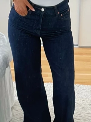 Mörkblå wide leg jeans - Säljer ett par mörkblå jeans från Gina💗