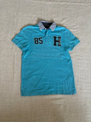 Tommy Hilfiger piké  - Perfekta lösningen på sommarens klädes problem. En piké i fint begagnat skick utan några konstigheter och som har mycket kvar att ge. Dessutom med ett pris på en femtedel av nypriset. Tveka inte på att slå till! (Postar inom 24h)