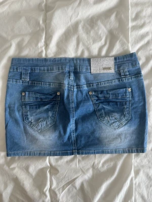 Blå jeanskjol med fickor vintage - Snygg blå kort jeanskjol som är vintage! Står ingen storlekslapp men skulle säga S/M