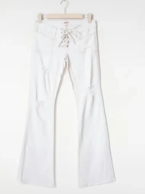 Jeans med snörning - Säljer ett par trendiga vita bootcut jeans med snörning i midjan och slitna detaljer på låren.  Dom är ifrån gina tricot. Pris kan diskuteras vid snabb affär. OBS LÅNADE BILDER!