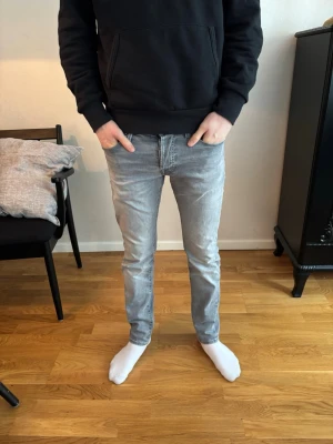 Ljusgrå slim fit jeans från Jack&Jones - Säljer ett par ljusgråa jeans från Jack&Jones, jag säljer dom för endast 299kr! Skriv om du har några funderingar!