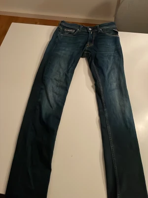 Blå raka jeans från Levi's - Säljer ett par klassiska blå jeans från replay med raka ben. knappgylf och tydliga sömmar. Perfekta för dig som gillar en tidlös och avslappnad stil. Använda 2 gånger.
