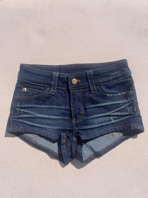 Mörkblå shorts cheap monday ( weekday ) 💝 - Seljer ett par helt oanvända mörkblå jeans- shorts storlek 26.🌟Har aldrig andvänt för dom var för små när vi jag beställde dom! # low waist🥹Jätte fina och passar till allt typ! Så najs å snyggt till sommaren, sköna är dom åxå! ❤️