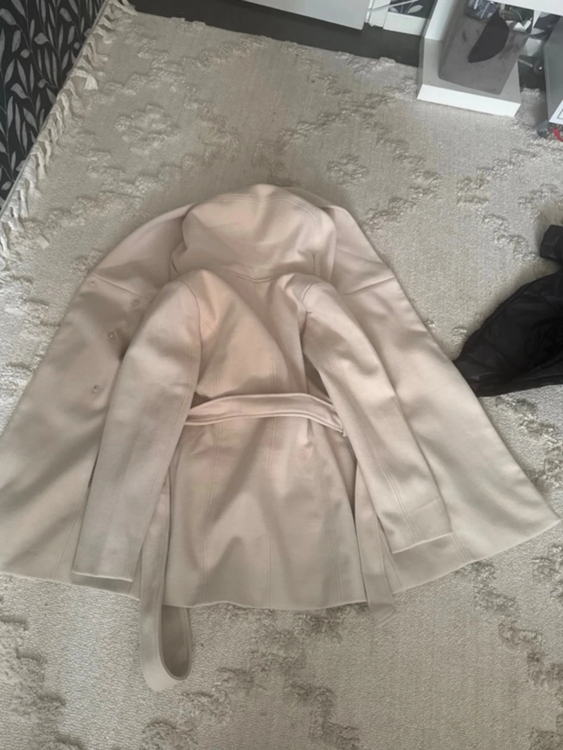 Beige kappa med huva och knytskärp