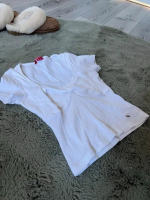 Vit topp! - Säljer en vit topp från Guess i storlek XS! Toppen är knappt använd och i väldigt bra skick!💗