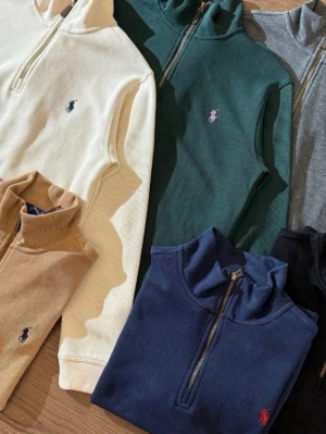 Zip hoodies från Polo Ralph Lauren - OBS! Skorna tas hem på beställning 👟 När du swishat beställer jag dem direkt. Leveranstid ca 2–5 dagar. Helt nya + oanvända. PM för fler bilder/frågor 💕