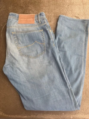 Jacob Cohën Jeans Herr Nick Slim Fit - Säljer nu mina feta Jacob Cohën Jeans för herr! Modellen är en av de nyare, nick vilket betyder att de är slim fit! Storleken är 34, men de passar mer som W32-33 och L32.   ✅Storlek: 34 (passar bra om du har W32/33 också upplever jag) ✅Sparsamt använda (mycket gott skick) ✅Inga defekter ✅Självklart äkta och autentiska! ❗️Fraktar alltid inom 24h!🚚