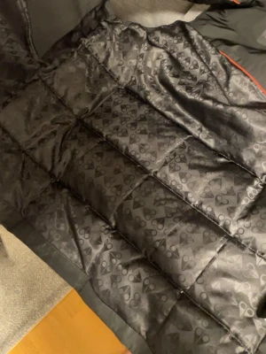 Moose - Snygg svart dunjacka från Odd Molly med quiltad design och diskret mönster i tyget. Jackan har en klassisk passform och är perfekt för kyliga dagar. Stängs med dragkedja och har en modern look som passar till det mesta.