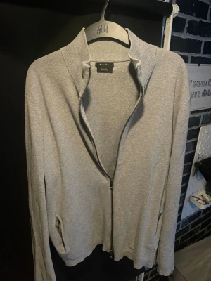Grå ziptröja i ull och kashmir från Massimo Dutti - Grå ziptröja i ull och kashmir från Massimo Dutti i. Använd fåtal gånger, storlek L.