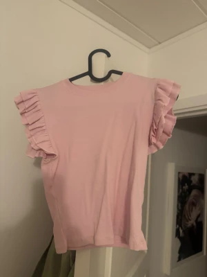Ljusrosa topp med volangärmar - Ljusrosa topp från Zara