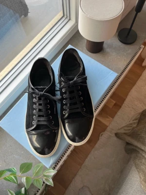 Lanvin skor - Storlek Eu40/Uk6. Skorna är svarta och kommer med box och nya snören.