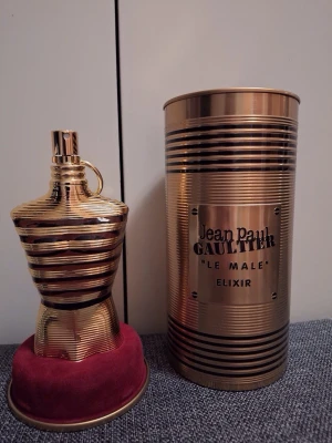 Jean Paul Gaultier Le Male Elixir - En riktigt populär och exklusiv doft med varm, söt och intensiv känsla. Perfekt för kvällar, vintern eller när man vill sticka ut.  • Skick: Ny (Helt full) • Komplett med burk/förpackning • Doften håller länge och projicerar starkt • Elegant guldfinish på flaskan  Passar dig som gillar lyxiga och kraftiga parfymdofter 🔥 Skriv vid frågor eller för fler bilder 🤝