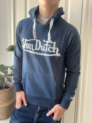 Von Dutch hoodie  - Von Dutch hoodie, Inga defekter! Modellen i bilderna är 180 cm 75 kg och bär Storlek M , Kom med frågor! 🌟 (Kan gå ned i pris vid köp av paket 😉) 