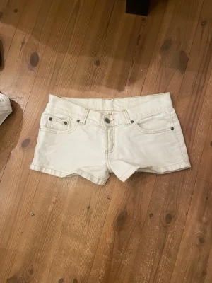 Lågmidjade jeansshorts - Säljer dessa lågmidjade vita jeans shorts. Midjemått 36 cm och längden på shortsen är 23 cm 💗💗Jeansshortsen är väl använda men har inga hål eller liknande bara lite missfärgningar men inget som syns tydligt. 