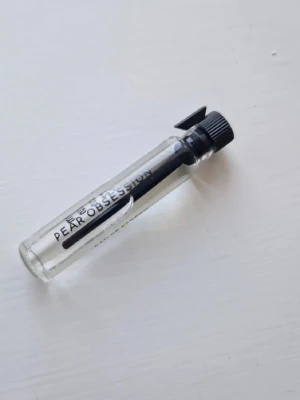Essnce Pear Obsession parfymprov - Parfymprov från essence med doften Pear Obsession.  Toppnoter Päron Bergamott Mandarin Ingefära  Hjärtnoter Apelsinblomma Davana Cederträ Salvia Liljekonvalj  Basnoter Mysk Amber Patchouli Tonkaböna Ambroxan