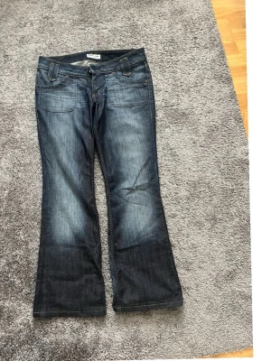 Mörkblå bootcut jeans från Leejeans - Snygga mörkblå bootcut jeans från Lee i stolek M/L, men köpa här på Plick. Dem är i nytt skick och säljs då dem ej passar men superfina annars🙌🏻 Skriv om ni undrar nått som tex midjemåttet💓