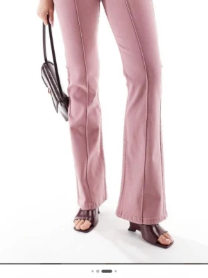Rosa bootcut jeans med pressveck - Säljer ett par snygga rosa bootcut jeans med markerade pressveck framtill. Jeansen har klassisk femficksdesign och hög midja. Perfekta för dig som vill sticka ut med färg och retrovibbar. Materialet är denim med lite stretch för skön passform. Lite för långa för mig så det är några hål längst ner på dem, skriv till mig privat om ni vill se bild🥰