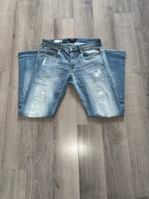 Replay jeans - Tja, jag säljer nu dessa jeans från Replay då det tyvärr inte längre kommer till användning. Jeansen är i mycket bra skick och schyssta nu inför vår och sommar.vid minsta funderingar hör av er😊