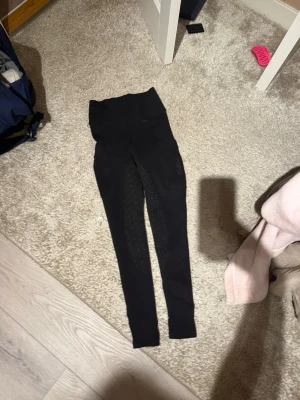 Svarta höga leggings med mönster - Vinter ridbyxor med fodring. Endast använt 2 gånger då dom inte passar mig. Håller värmen och super sköna. Köpa för ca 800kr så säljer de för ett bra pris❣️