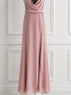 Lång ljusrosa klänning med slits - Elegant långklänning i ljusrosa med draperad v-ringning och markerad midja. Klänningen har en mjuk, flytande passform och en diskret slits framtill. Perfekt för speciella tillfällen när du vill känna dig extra fin.
