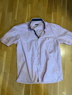 Skjorta kortärmad  - Rosa/lila med vita ränder 