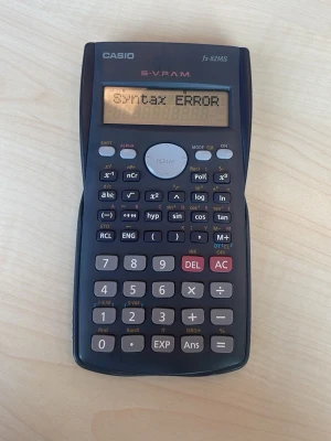 CASIO miniräknare - Säljer en svart CASIO fx-82MS miniräknare med tydlig display och många funktioner för matte och naturvetenskap. Räknaren har plastknappar i olika färger och en klassisk rektangulär form. Perfekt för skolan eller tentor där man behöver extra funktioner.