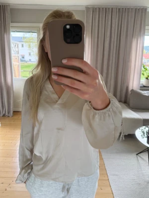 Beige blus från Vero Moda - Använd enstaka gånger 