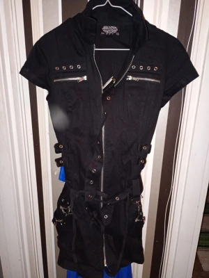 Punkig klänning M - Medium (42) storlek punkig klänning med dragkedja och skärp. 