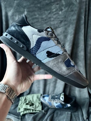 Valentino rockrunner skor - Eu 45, fråga om innermått vid osäkerhet | box ingår