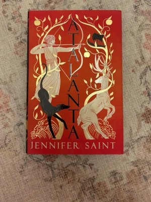 Atalanta av Jennifer Saint - Säljer boken 'Atalanta' av Jennifer Saint. Helt nyttskick, älskade grekisk mytologi men tappade intresset så säljer därför nu💗