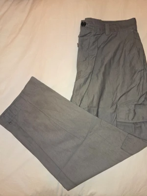 Marks & Spencer cargobyxor - Marks & Spencer cargobyxor – Grå (W38/L29) Grå cargobyxor från Marks & Spencer. Storlek: W38 / L29 Skick: Bra begagnat skick.