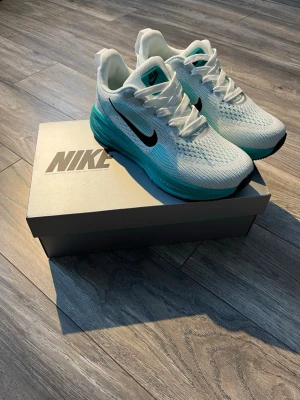 NIKE LÖPARSKOR  - Säljer ett par snygga och stilrena Nike löparskor  