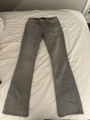 Grå bootcut jeans från LTB - Snygga grå jeans från LTB i modellen Valerie. Jeansen har klassisk femficksdesign, låg midja och bootcut-ben. 