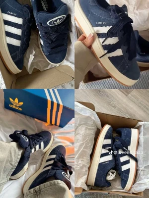 Intressekoll på mina Adidas Campus - INTRESSEKOLL på mina mörkblå Adidas Campus sneakers. De säljes då de tyvär är förstora på mig. Kan skicka egna bilder på de om det önskas. De är i mycket bra skick!