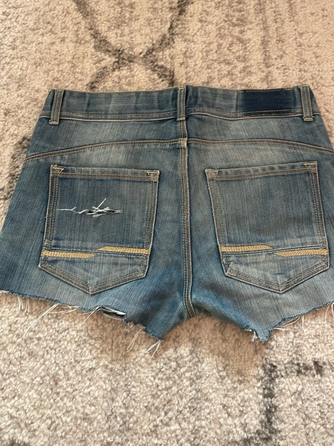 Blå jeansshorts med slitna detaljer - 1
