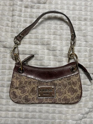 Guess handväska vintage  - Så snygg liten guess handväska. Fint skick. Mått ca  20x10cm. Köp sker via köp nu, jag postar inom 24h. Kvar tills markerad såld 