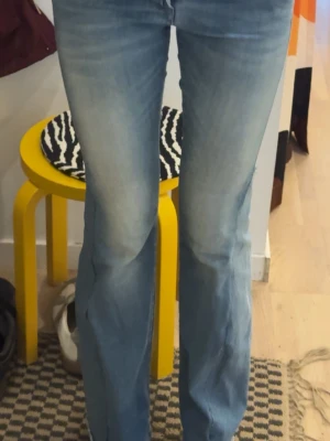 Blå bootcut jeans från diesel - Super snygga blå jeans från diesel!! Originellt skinny men har sytt om till bootcut. Mått finns på bilderna och ställ gärna frågor😊