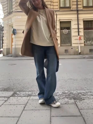 Blå straight jeans vintage stil - Sååå snygga jeans från Zara i strl 38. Passar mig som är 176 cm lång. De är vintage i stilen och låg/normala i midjan. Säljer då de TYVÄRR är för stora för mig i midjan:( (de har lite slitningar nertill på byxkanten) 