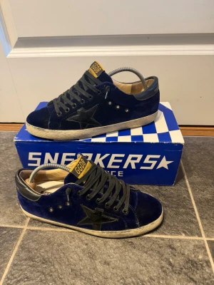 Golden Goose - Hej, säljer nu dessa Golden Goose som är limited edition. | Ett velvet material som är otroligt snyggt. | Väldigt unika skor som inte går att köpa längre. | Box samt dustbag ingår! | Hör av er vid frågor!🌟