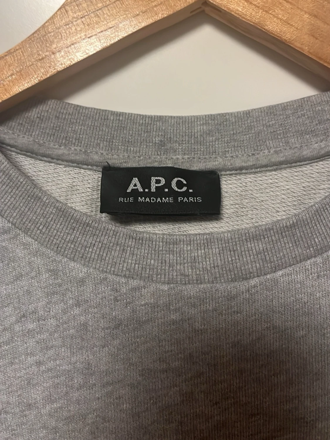 Grå sweatshirt från A.P.C. - 1
