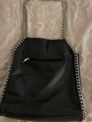 Väska - En äkta tiamo väska. Rymlig och snygg. Höjden 35cm❤️ har två fläckar, syns på bild 4, 5 och 6 ❤️ pris kan diskuteras ❤️