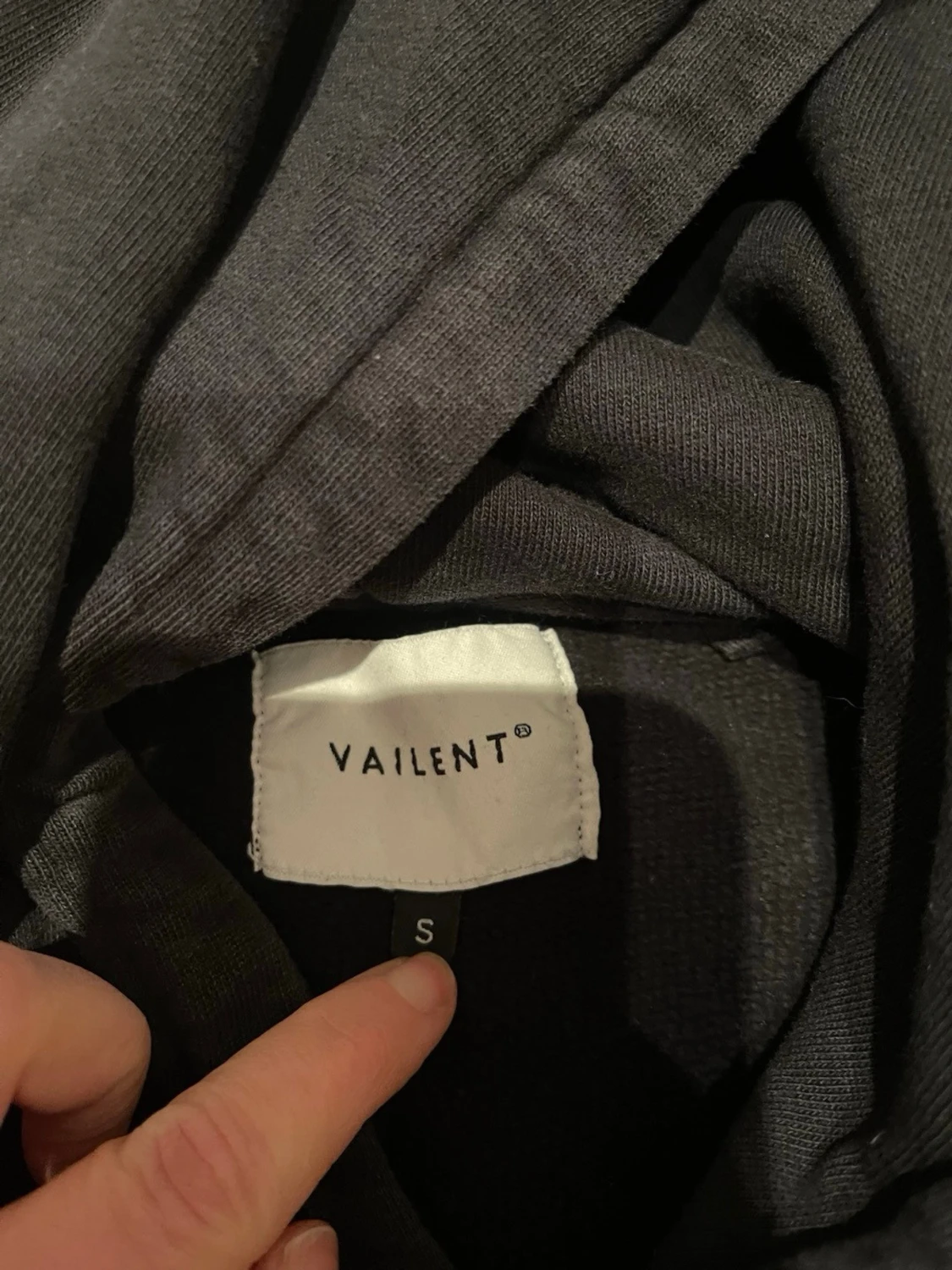 Svart hoodie från Vaillent - 1