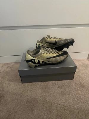Nike Air Zoom Mercurial fotbollsskor - Säljer ett par jätte fina fotbollsskor som fungerar exakt som nya, dem är använda så en skon har fått ett litet jack, skorna går att tvätta så dem blir lite vitare. Storlek 41, nypris 3000kr säljer för 499kr men kan även sänka lite, jätte bra pris om man tänker på att det knappast är något fel på skorna😄 skorna fungerar perfekt för både gräs och konstgräs. Skriv till mig vid minsta funderingar eller intresse!👍🏻