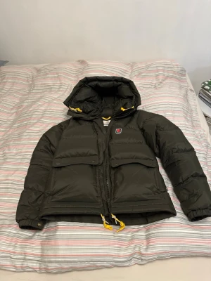 Grön jacka - Intressekoll på min Fjällräven Down Lite Expedition jacka i mycket bra skick, storlek XS! Inga skambud ❤️❤️