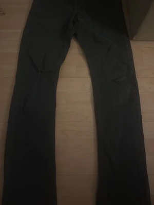 Mörkgråa replay jeansWaitom - Säljer ett par svarta jeans med rak passform. Klassisk femficksmodell och normal midja. Perfekta till en avslappnad stil och funkar året runt. Materialet känns slitstarkt och de har en enkel, tidlös look.