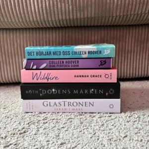 svenska booktok böcker (romance/fantasy) - 5 storpocketböcker populära på booktok!! 60kr/bok förutom dina perfekta sidor som kostar 40kr!! Alla böcker för 250kr!!