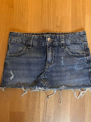 Mini Jeans kjol - En jeanskjol i storlek 146 från Gina tricot som jag har klippt av lite av längden på. Hör av dig för mått. 