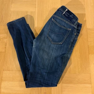Blå jeans från Jacob Cohen 31 - Snygga jeans från Jacob Cohen i klassisk blå denim med tvär skön wash. Model 622 utan några defekter. 